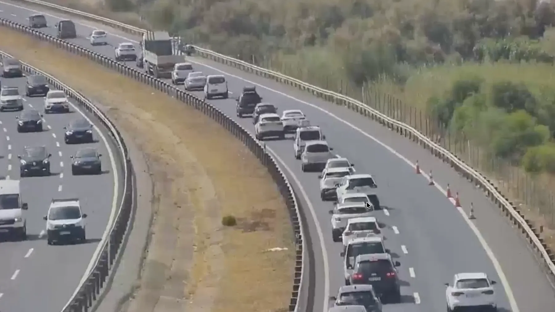 Un accidente corta el carril derecho de la A-4 en Bellavista y provoca 2 km de retenciones en sentido Cádiz