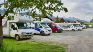 ¿Dónde puede aparcar una autocaravana en España? Lo que dice la DGT y las normas que debes conocer