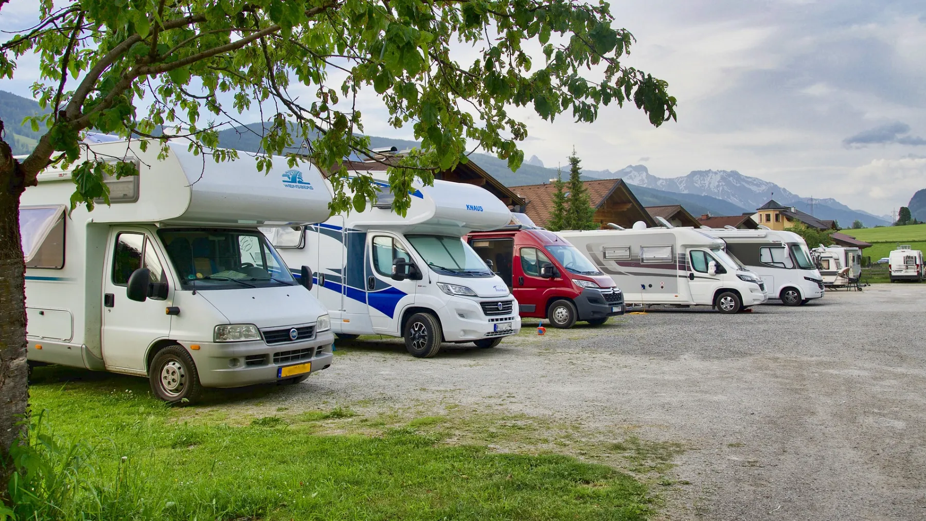 ¿Dónde puede aparcar una autocaravana en España? Lo que dice la DGT y las normas que debes conocer