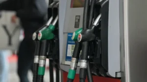 La gasolina supera los 1,70 euros en plena operación salida de agosto y se acerca a su precio más alto de 2026