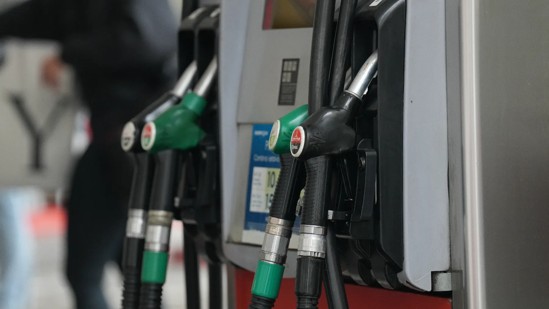 La gasolina supera los 1,70 euros en plena operación salida de agosto y se acerca a su precio más alto de 2026