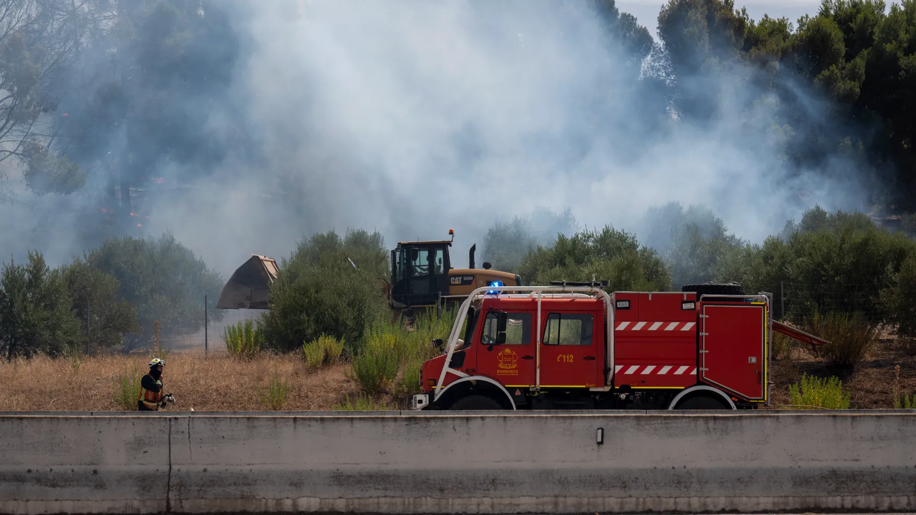 Incendio de un camión corta la AP-7 en ambos sentidos en Gelida, con más de 7 km de retenciones