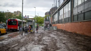 El temporal deja Cataluña en jaque: más de 120 vuelos cancelados en El Prat y 1.768 llamadas al 112