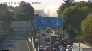 Un accidente con un camión ardiendo corta media hora la A-3 en Madrid a la altura de Santa Eugenia