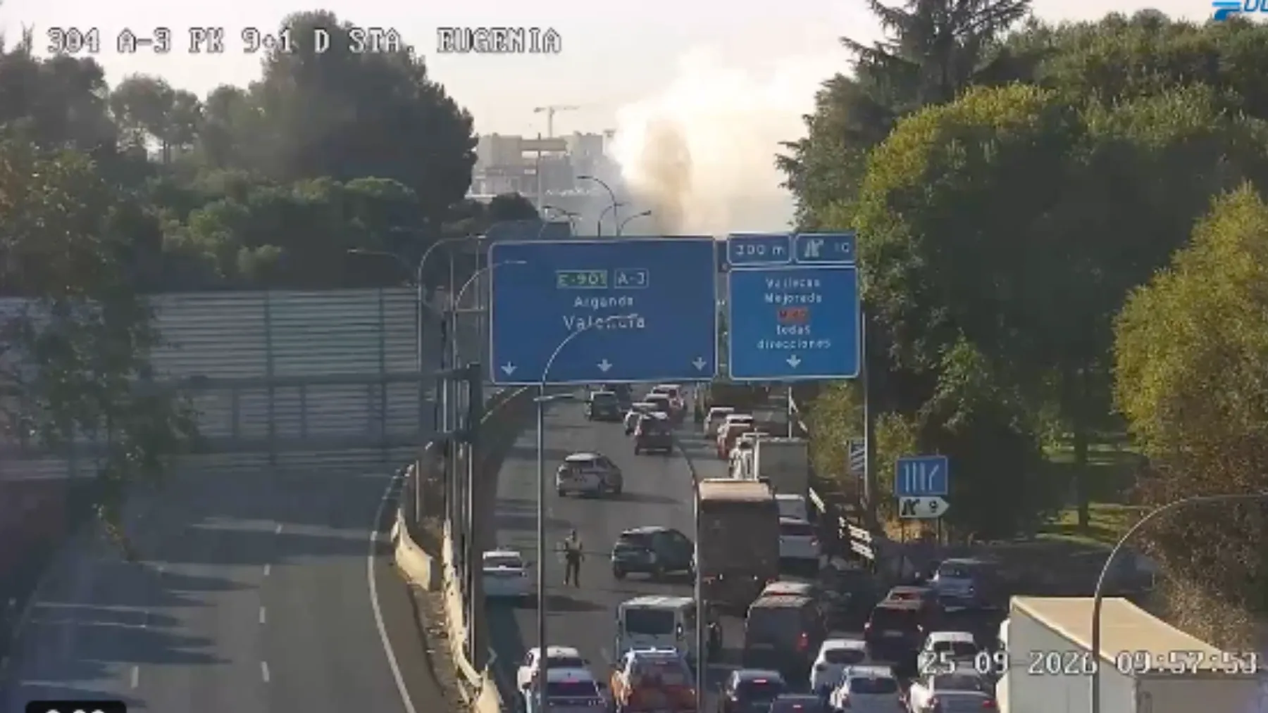 Un accidente con un camión ardiendo corta media hora la A-3 en Madrid a la altura de Santa Eugenia