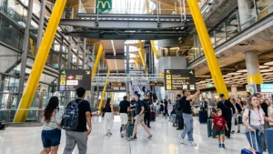 El transporte más barato para ir al Aeropuerto de Madrid-Barajas: cuánto cuesta el metro, el bus y el tren desde cada terminal