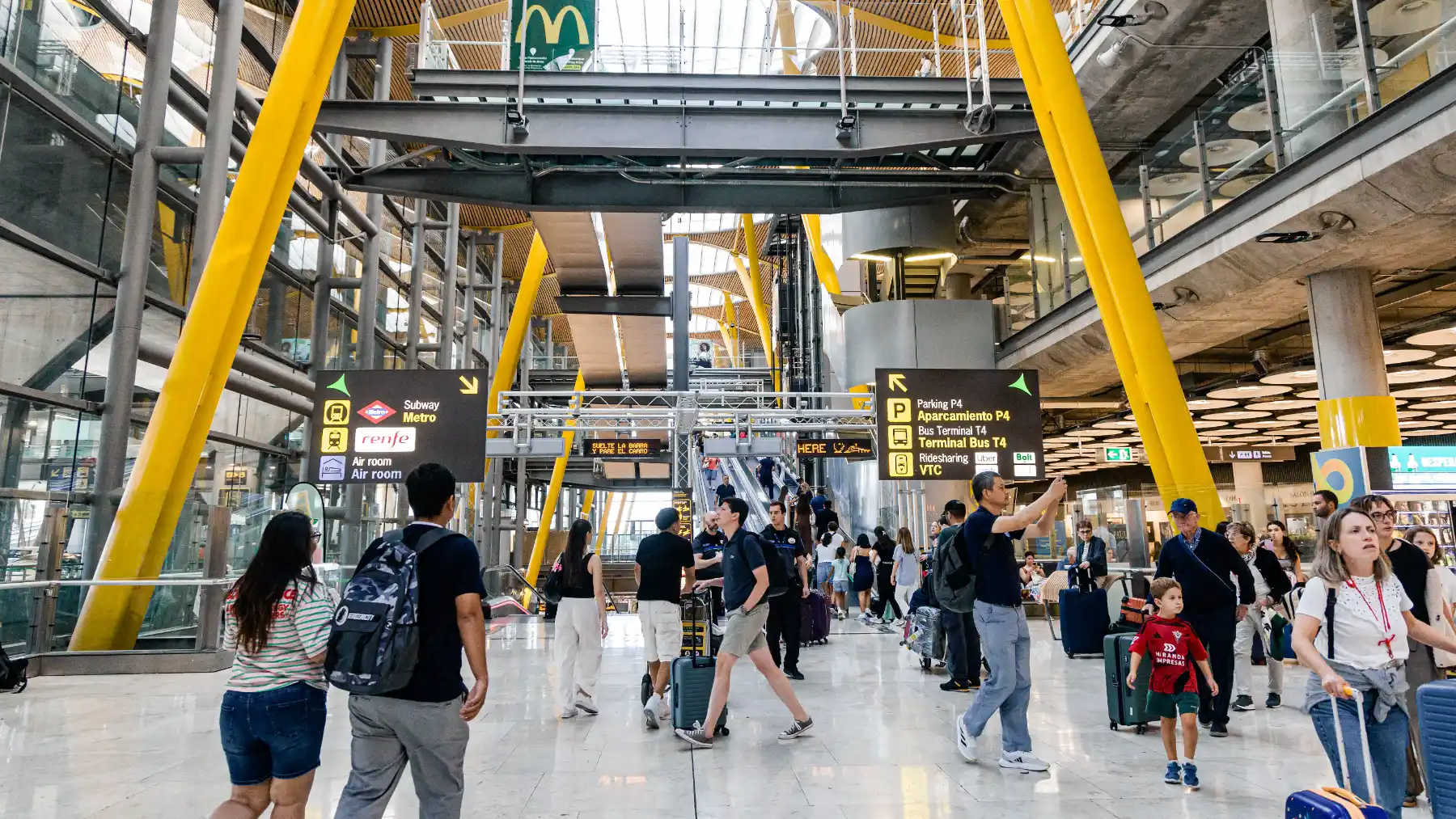 El transporte más barato para ir al Aeropuerto de Madrid-Barajas: cuánto cuesta el metro, el bus y el tren desde cada terminal