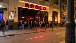 La mítica Sala Apolo se transforma en una casa donde bailar sin pantallas ni postureo: el fenómeno que está conquistando Barcelona