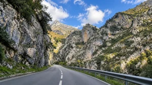 Esta es la carretera más bonita de España: un desfiladero de vértigo junto al río Cares que termina en el pueblo más alto de Asturias