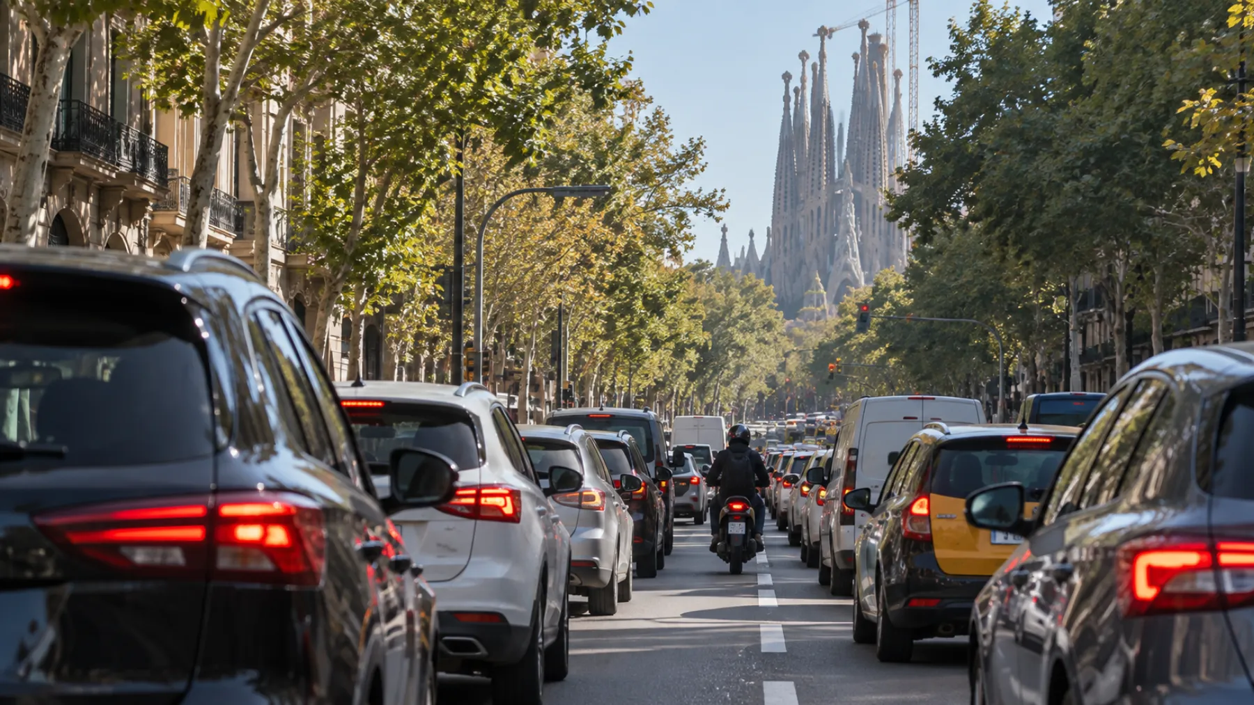 Accidentes en la AP-7 y la B-10 complican esta mañana el tráfico en el área de Barcelona: retenciones en las principales rondas