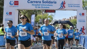 La III Carrera Solidaria del Hospital 12 de Octubre llena de corredores el Parque de Pradolongo en Usera