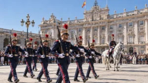 El espectáculo gratuito que sorprende a miles de visitantes en Madrid: así es el impresionante cambio de guardia del Palacio Real